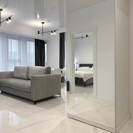 Koya Tower By The Lake Apartments Mamaia Exterior photo