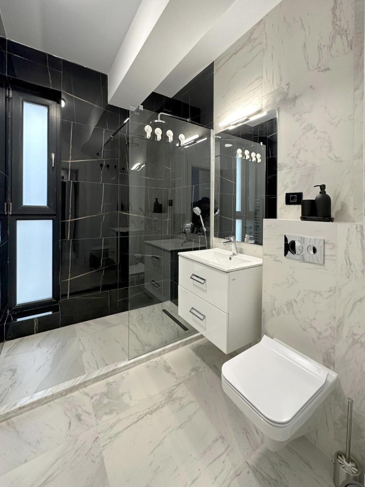 Koya Tower By The Lake Apartments Mamaia Exterior photo