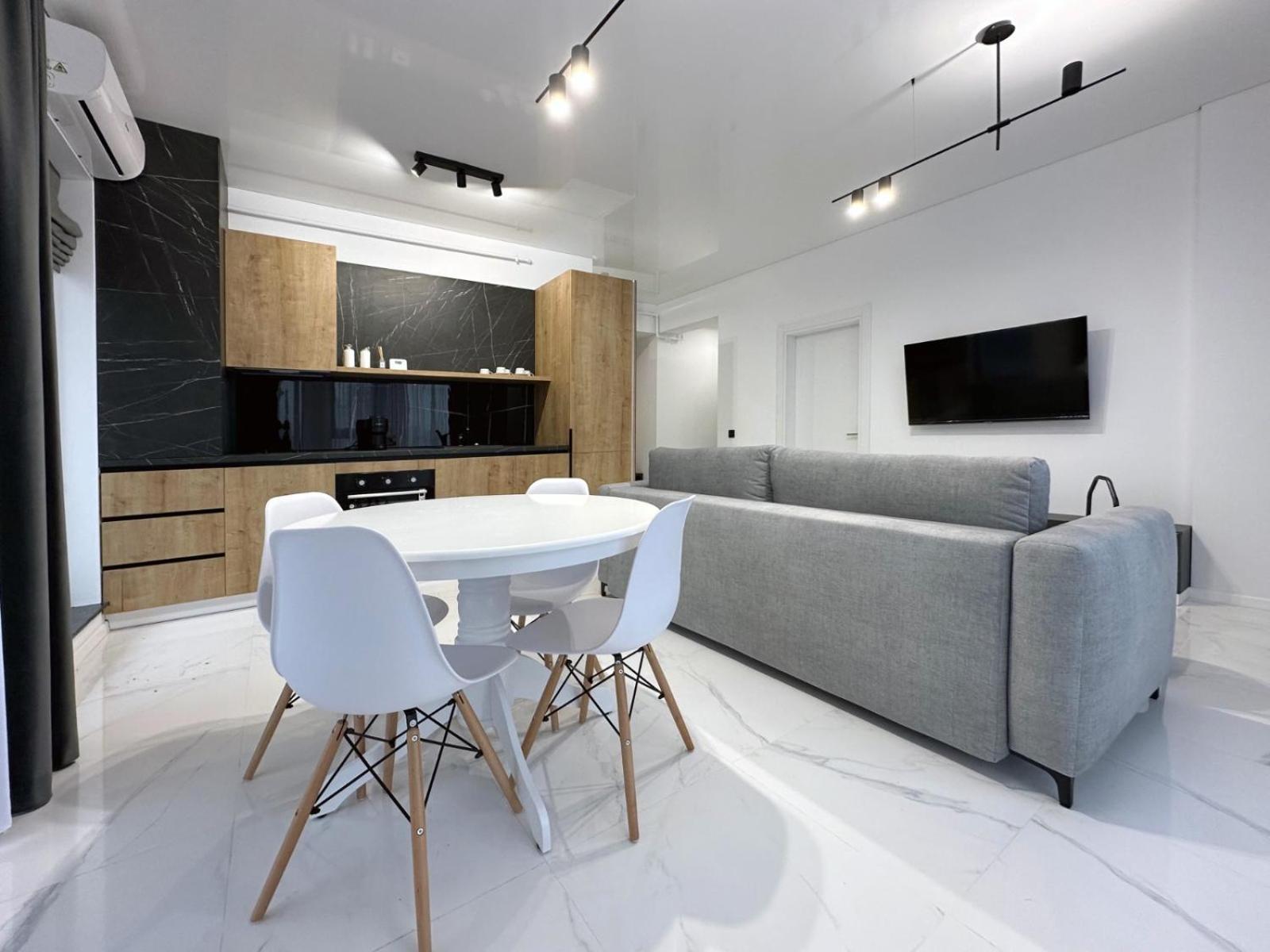 Koya Tower By The Lake Apartments Mamaia Exterior photo